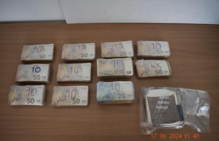 He doesn’t stop at the “halt” and the chase begins: arrested for being in possession of more than half a kg of cocaine and €106,490