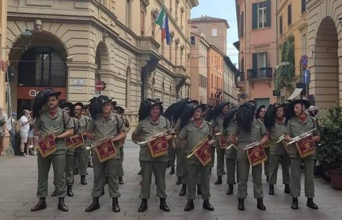 The Lonate Bersaglieri fanfare parades through the streets of Bologna. And it pays homage to Lucio Dalla