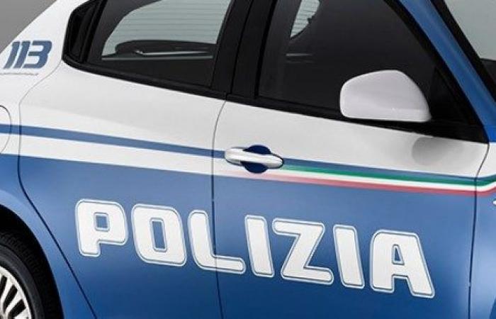 Crotone, attacks officers with knife and shears: blocked with taser and then arrested