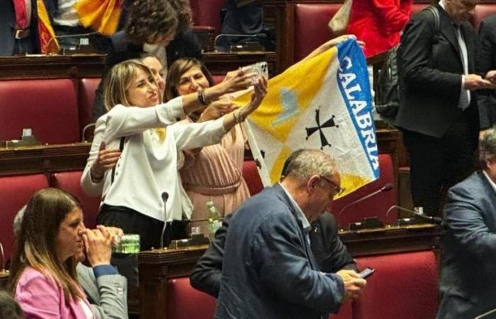 Autonomy, Simona Loizzo of the League waves the flag of Calabria