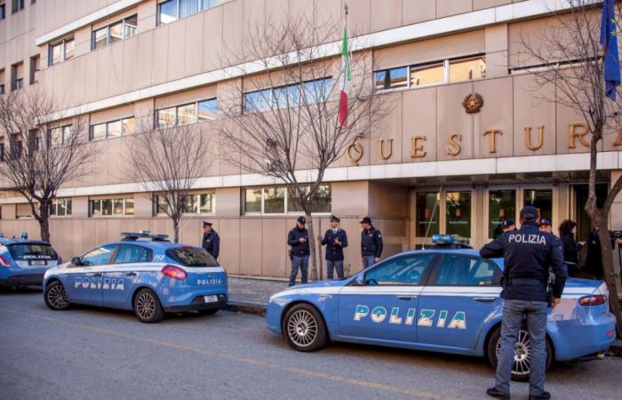 Cosenza, walked around the street with a knife threatening passers-by: 22-year-old arrested