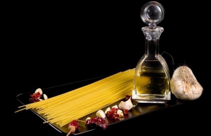 Spaghetti with garlic and oil by Giorgio Locatelli, the secret ingredient that makes them unique is this: no one uses it and yet it changes everything