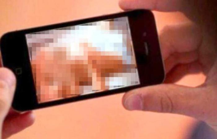 Brescia, a religious teacher arrested for child pornography: explicit images on a student’s cell phone
