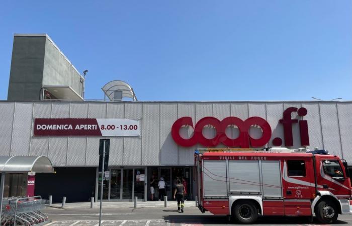 Smoke from the Coop in via Valentini: customers let out, supermarket closed for 5 hours