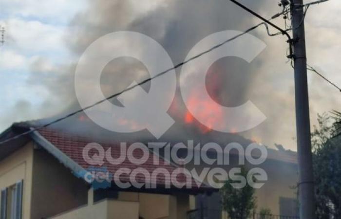 RIVAROLO CANAVESE – Furious fire devastates the roof of a building: fear in via IV Novembre