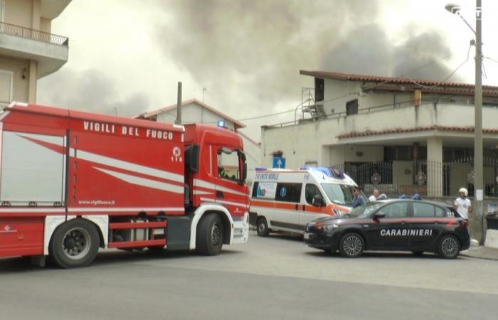 Fire in Aversa in the village area: large cloud of smoke [VIDEO]