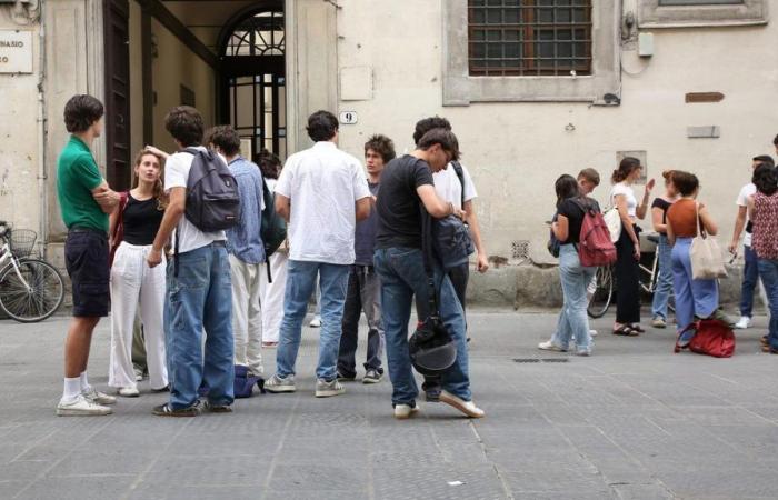 High school leaving exam in Tuscany, the day of the second test for 30 thousand students