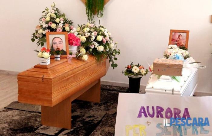 Pain, tears and regrets for the last farewell to Jeidy and Aurora who died under a train in Montesilvano