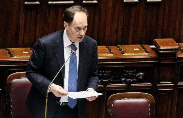 Hymns to the Duce and Nazi greetings, Minister Ciriani defends Gioventù Nazionale and attacks the newspapers: ‘Decontextualized videos. Show yourself minors’