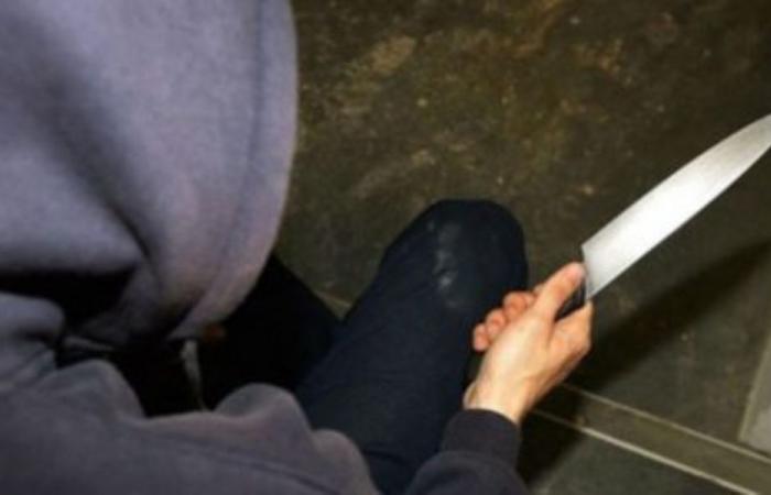 Panic on the street in Cosenza, armed with a knife threatens passers-by: 22-year-old arrested