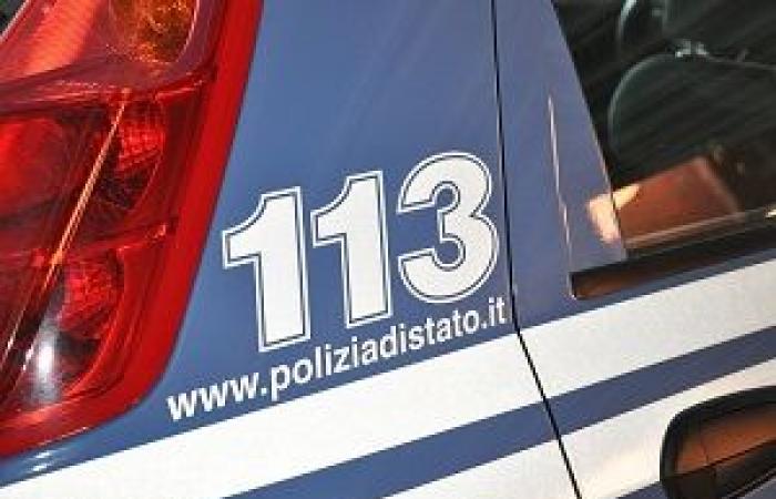 He gets lost in the streets of the city and asks a passer-by for help – Bolzano Police Headquarters