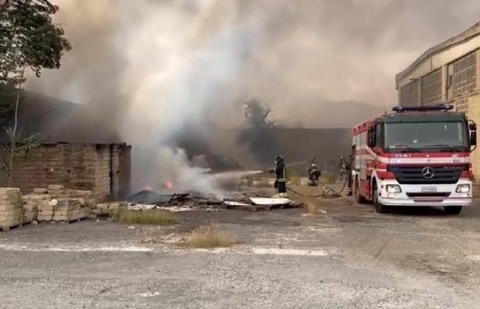 The video of the fire in an industrial warehouse in Guidonia, cloud visible in Rome. Flames also in Pigneto