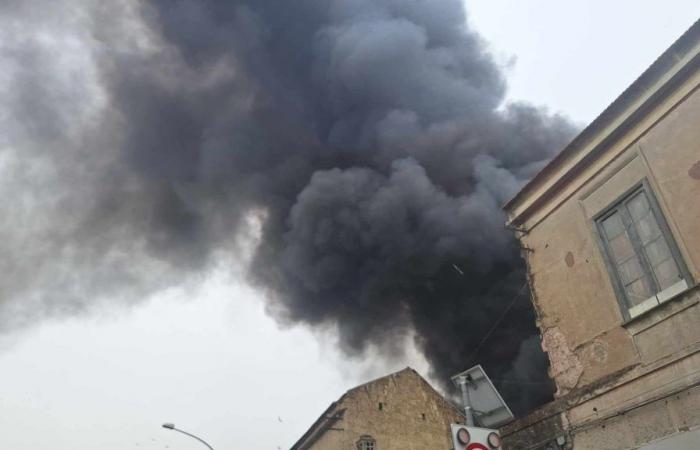 Big fire between Aversa and Giugliano, huge column of smoke. Firefighters also from Naples
