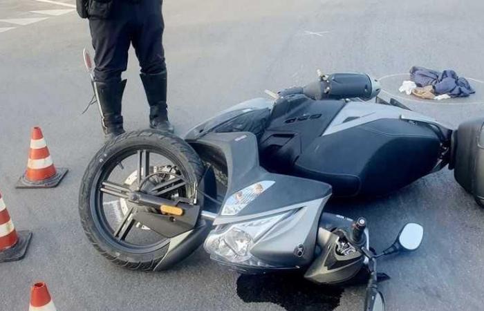 Tragedy in Miramare. He falls from the scooter at the roundabout and is hit by a car. A forty-year-old man died instantly