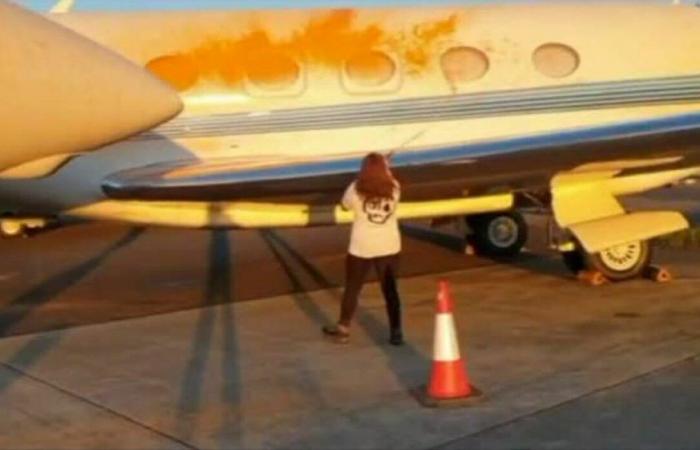 Taylor Swift, ecologists deface her private plane on the runway in London: «Most polluting celebrity of the year»