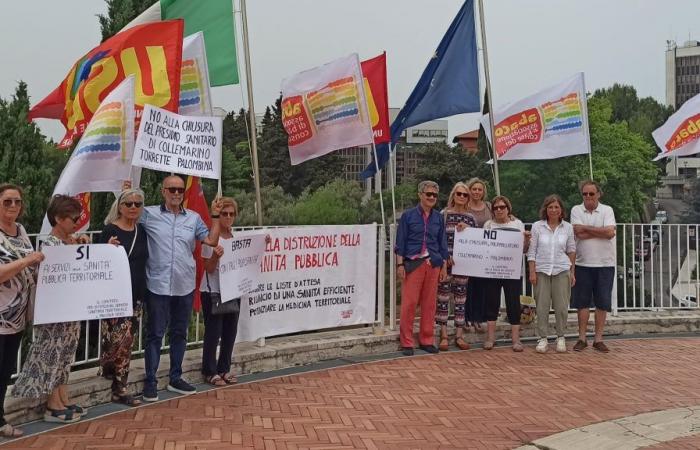 Abaco Marche parades in front of the Region with flags and banners for the right to health – News Ancona-Osimo – CentroPagina