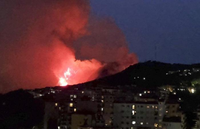 Maxi fire on the Camaldoli hill in Naples, night of fire and fear for the houses: the trail is malicious. The Hermitage cleared, the nuns evacuated