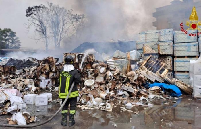Positano News – Construction warehouse on fire in Aversa, six teams of firefighters in action. Files a complaint against unknown persons