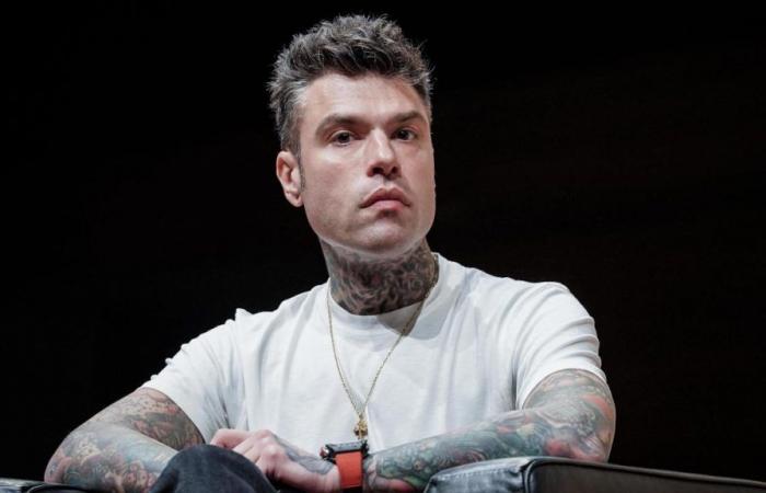 Fedez, on the stretcher with the tubes attached to his body | Machinery controls his life