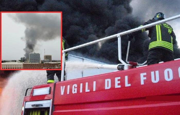 Vast fire in Rome in the Magliana area, column of smoke visible in various areas of the capital