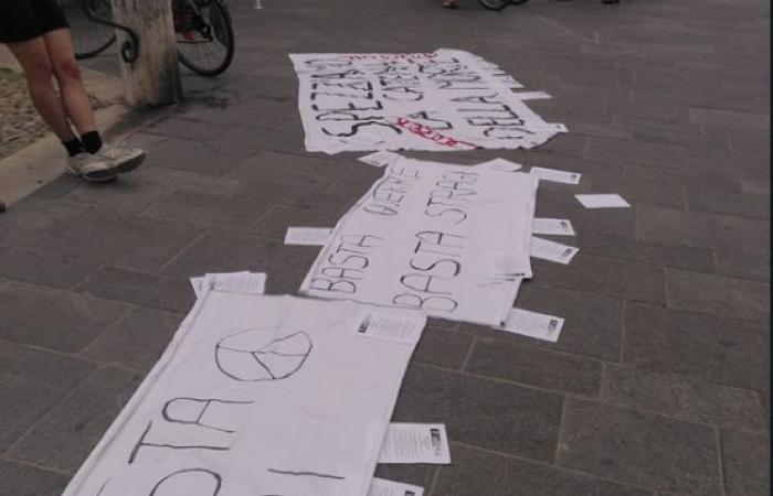 Sit-in in the square against weapons and conference at the Palazzo delle Associazioni
