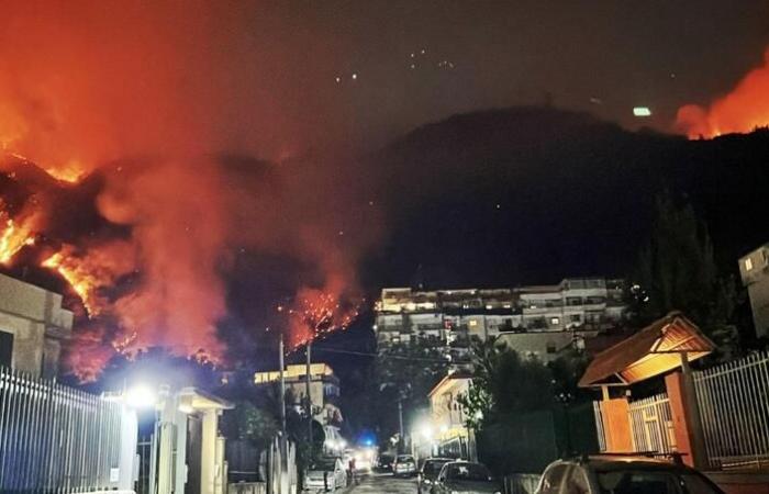 The Camaldoli hill in Naples burns, there is controversy over firefighting flights – News