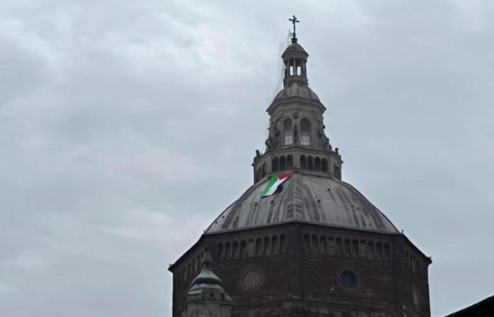 The surprise in the Duomo. Palestine flag hoisted on the dome
