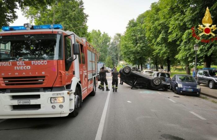 He loses control of the car and crashes into two other parked cars: one injured – Nordest24