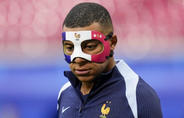 The mask with the French tricolor that Kylian Mbappé wore to train after breaking his nose