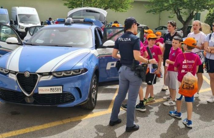 The kids from “Minibasket in the Square” visit the Matera State Police – Matera Police Headquarters