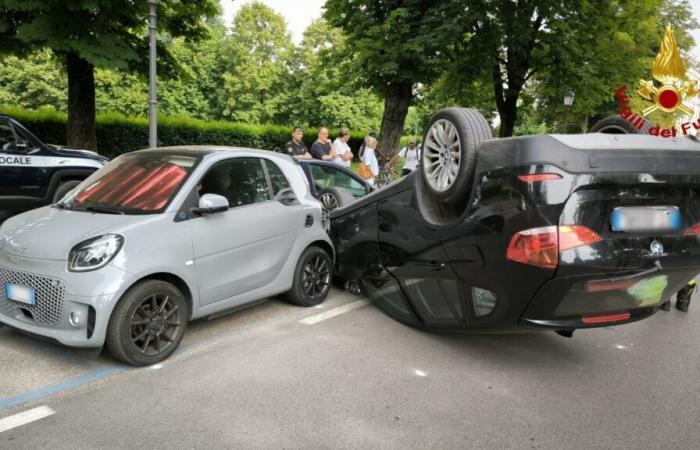 He loses control of the car and crashes into two other parked cars: one injured – Nordest24
