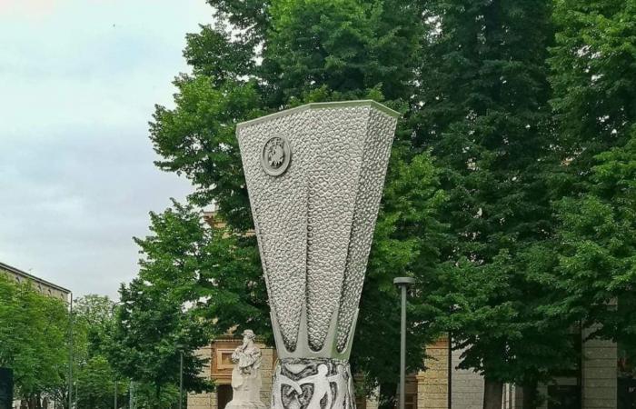 Bergamo: Reproduction of the Europa League cup on tour. And another one will be made