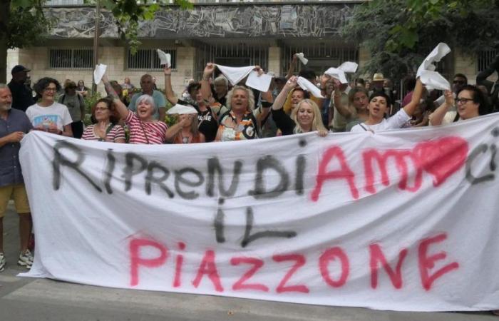 The noise of the Piazzone. The echo of the protest passes through the Palace. The summit in the Municipality