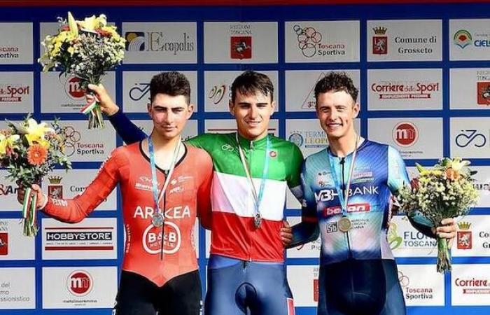 Christian Bagatin on the Italian time trial podium among the under 23s