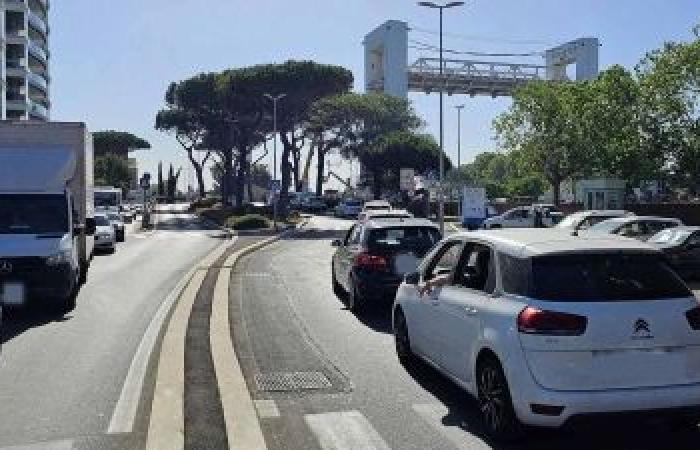 The opening of the 2 June bridge to river traffic is late, traffic in haywire in the center of Fiumicino