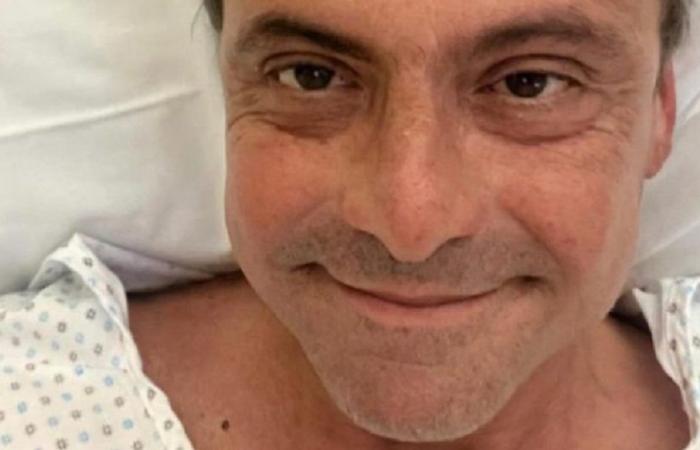 Carlo Calenda underwent surgery, how is he? The selfie in the hospital: «Affected, but everything is fine»