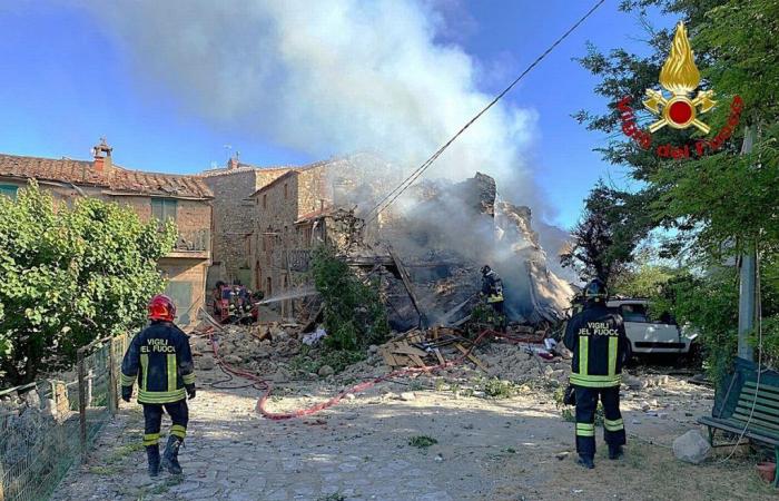A house in Parrano explodes and collapses due to a gas leak. A woman is very serious