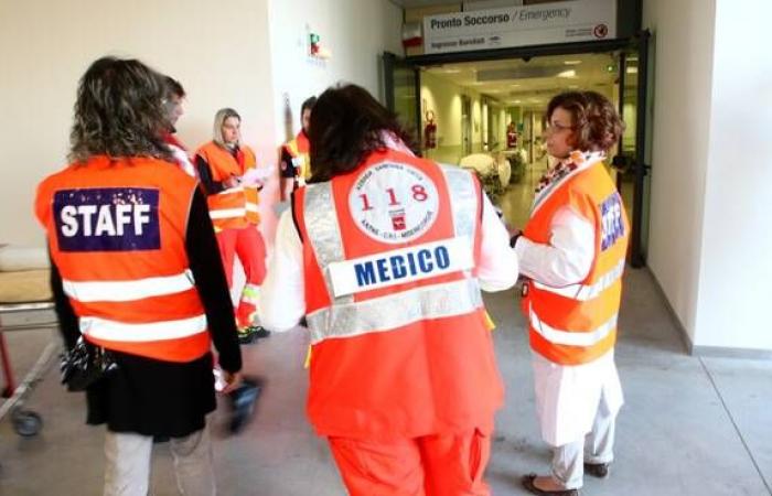 From the shortage of doctors to long waits, the spotlight is back on the emergency room. An open municipal council convened in Lucca