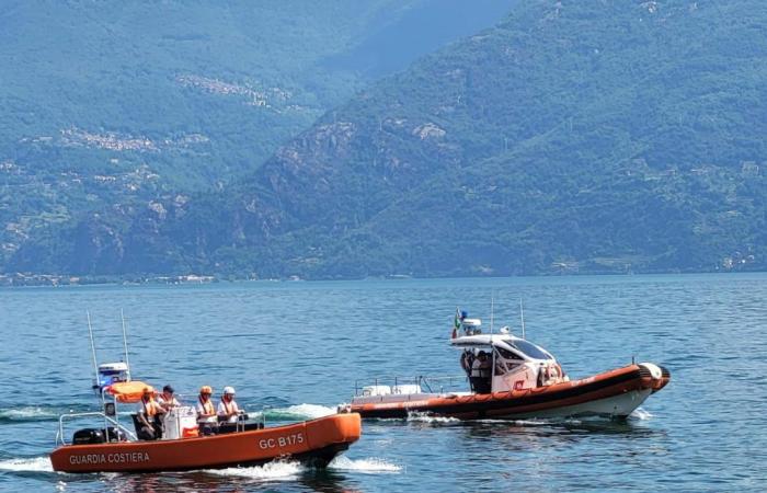 Adrift on a damaged boat, first rescue by the Lake Como Coast Guard