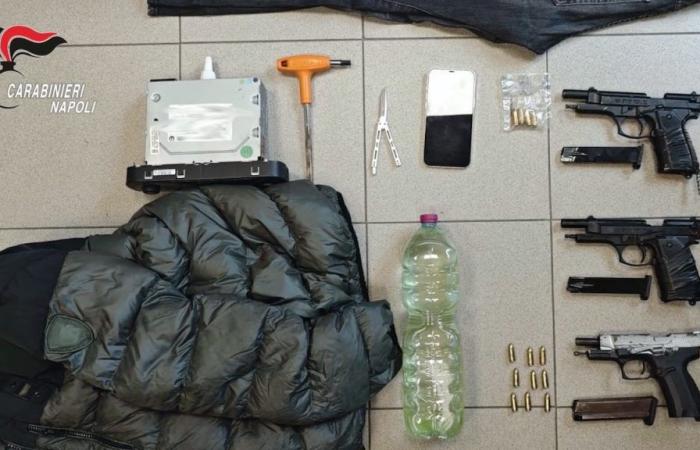 Naples, car seized in Scampia transformed into a mobile workshop for robberies involving weapons and clothing