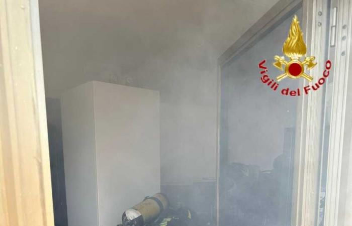 Fire in Civitavecchia: Thick smoke and traffic interrupted in the Barracks