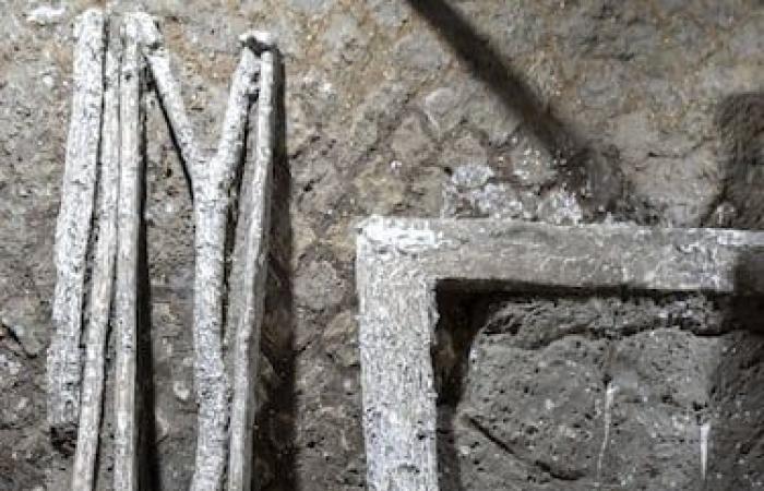He engraves his name in a domus in Pompeii, tourist reported