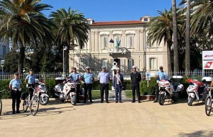 The police return to Marina di Massa. Ten agents and branch office. Coastal checks on foot and by bike