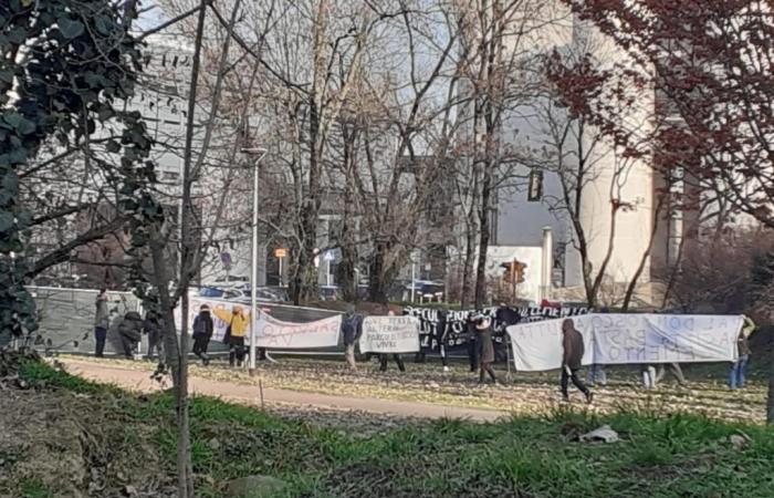 The escort outside the house for the councilors of Bologna, the death threats for the construction site of a school – The video