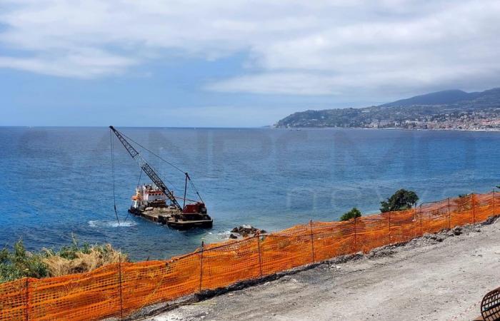 work begins on the cliff in front of ‘La Vesca’, here is the ‘pontone’ in action (Photo and Video) – Sanremonews.it