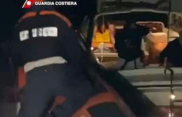 Italian stranded on rocks in Spain, police helicopter saves her. VIDEO