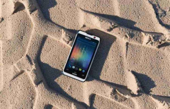 Cell phones on the beach: here’s what we need to be careful about