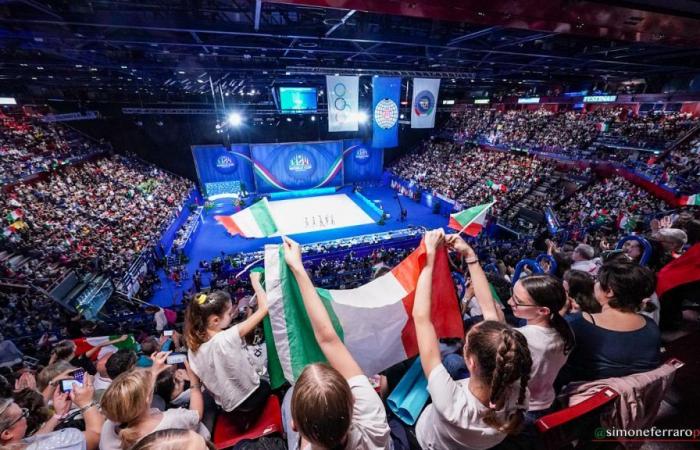 Italian Gymnastics Federation – Milan – Crowd at the Forum. Stadium cheering for the Golden Butterflies in the hoops. And Raffaeli enchants the tape