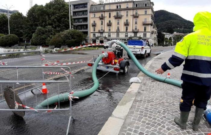 Lake Como still below the level but the water still invades Piazza Cavour
