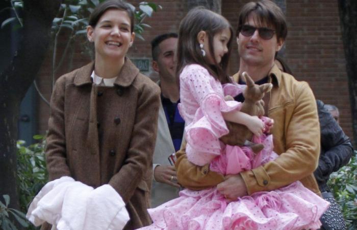 Suri Cruise graduates, “giving up” her surname (while dad Tom is at Taylor Swift’s concert)
